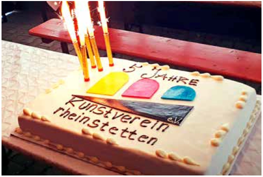Der 5. Geburtstag des Kunstvereins wurde am Verkaufsoffenen Sonntag gefeiert und eine Torte von Marion Konz-Zappe (1. Vorsitzende) angeschnitten.